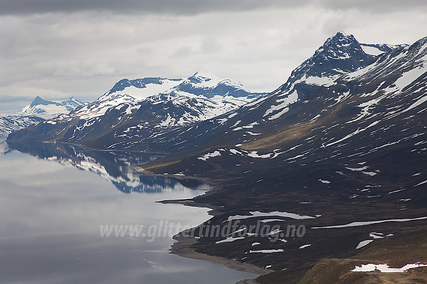 Fra Mefjellet ved Bygdissundet mot Galdebergtinden og Torfinnstindane. 