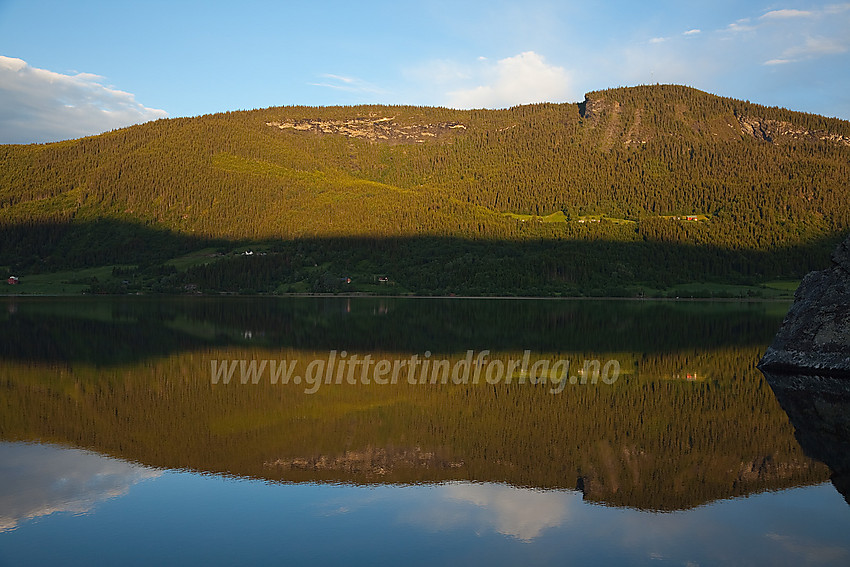 Under en tidlig padletur på Slidrefjorden med Olberg i bakgrunnen.