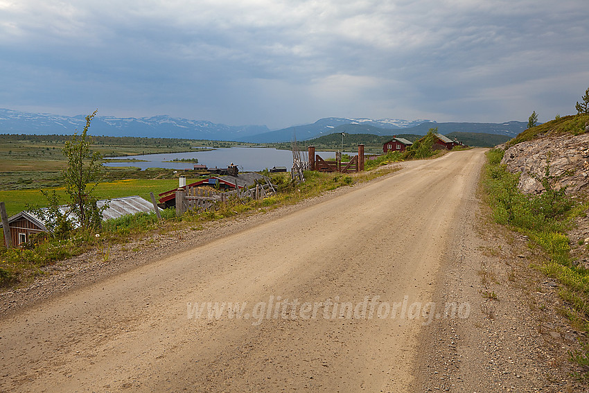 Ved Valtjernstølane med Valtjern i bakgrunnen. Nord-Aurdal / Stølsvidda.