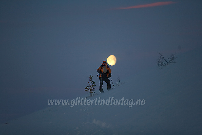 En forblost vintermorgen på vei mot Grønsennknipa med månen bak.