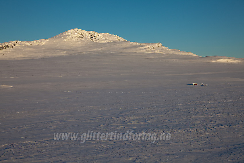 I løypenettet til Yddin og Javnlie løypelag, ikke langt fra Kristianstølen, mot Jordestølen med Skaget (1686 moh) i bakgrunnen.