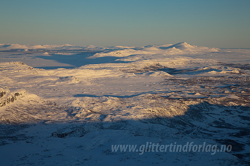 Utsikt i østlig retning fra Mugnetinden mot bl.a. Olefjellet, Skreddalsfjellet og Skaget (1686 moh bakerst til høyre).