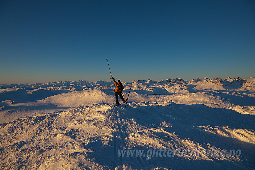 På det vestlige toppunktet på Mugnetinden med Jotunheimen i bakgrunnen.