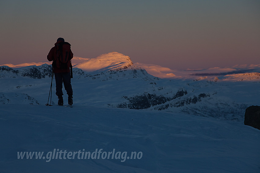 På vei ned fra Mugnetinden en januarettermiddag med Bitihorn (1607 moh) i bakgrunnen.