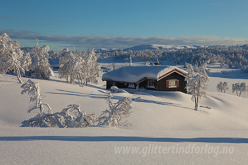 Hytte like ved Haugsjøen nær grensa mellom Nord og Sør Aurdal. Bildet er tatt fra løypenettet til Tisleidalen løypelag.