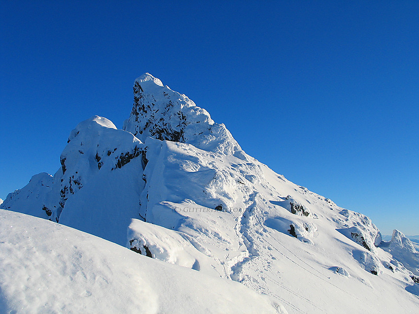 Fra Nørdre mot Store Dyrhgaugstinden (2147 moh.). Toppen har en flott profil sett fra nord når man kommer tett innpå den.