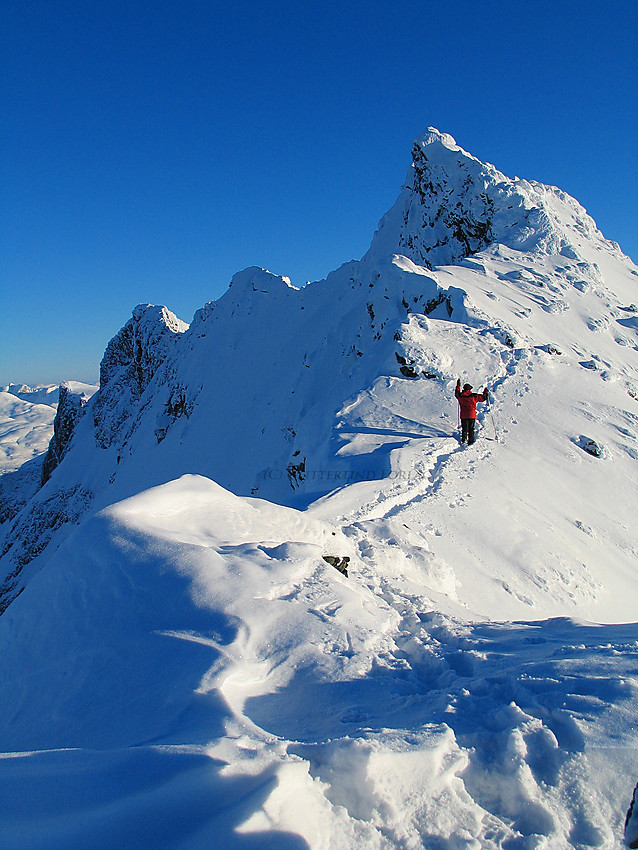 På vei fra Nørdre mot Store (2147 moh.) Dyrhaugstinden en gnistrende februardag.