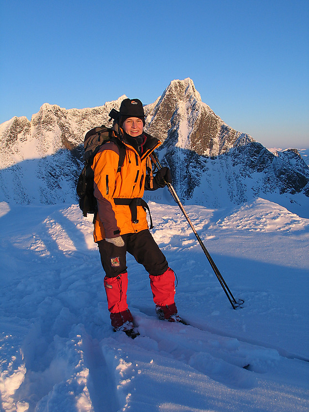 På Dyrhaugsryggen en flott februarkveld ved solnedgang. I bakgrunnen Skagastølstindane.