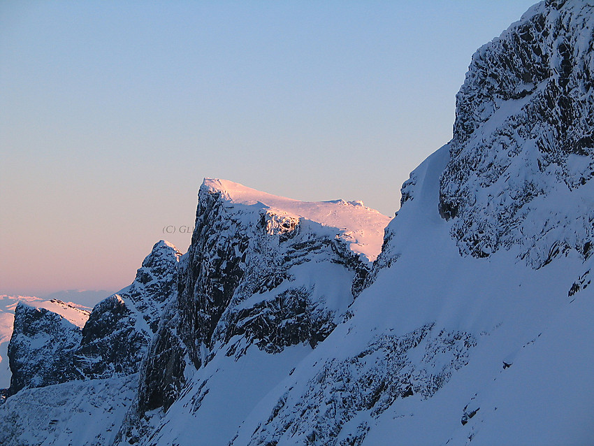 Solnedgang over Vetle Midtmaradalstinden (2017 moh.) og Søre Dyrhaugstinden (2072 moh.)