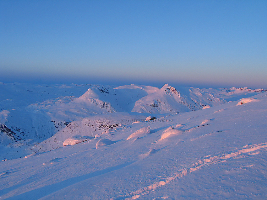 Kveldslys over Steindalsnosi og Fannaråken sett fra Dyrhaugsryggen en kjempefin februarkveld.