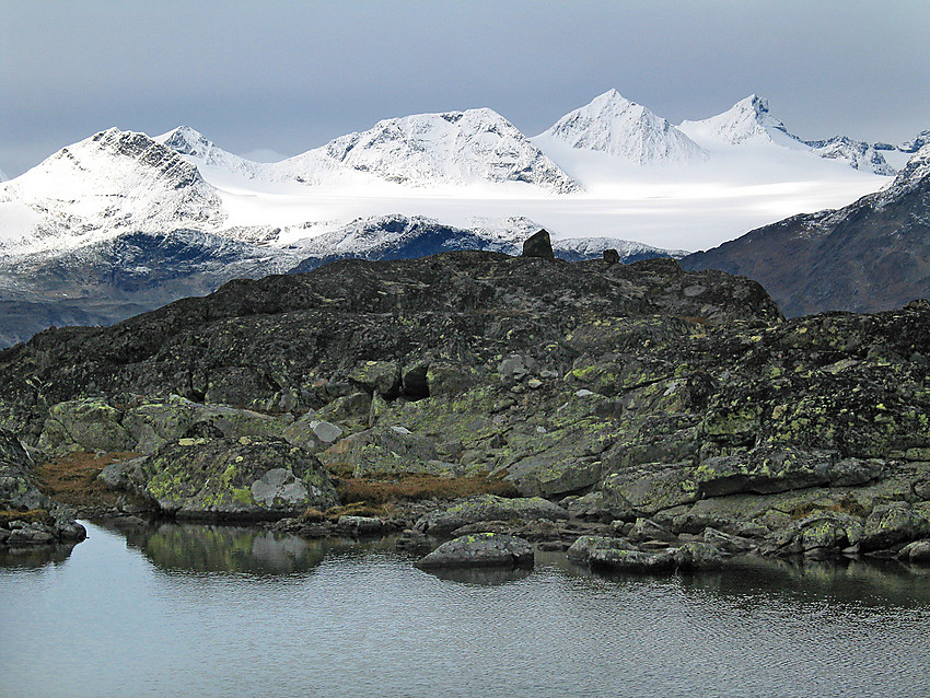 På fjellryggen sør for Gjende, ved foten av Eggen, med utsikt i nordlig retning mot Hinnåtefjellet, Hellstugutindane, Vestre Memurubrean.