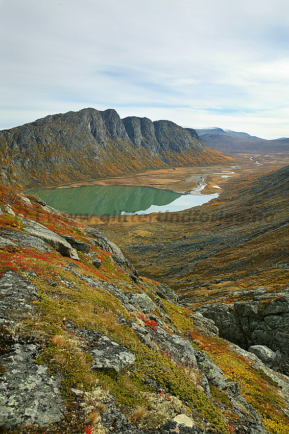 Under oppstigningen fra Leirungsdalen mot Veslløyfttinden har man flott utsikt ned til Nedre Leirungen og bort til Knutshøe. I det fjerne skimtes Heimdalshøe og Brurskardknappene, bak Leirungsåes blinkende og buktende bånd.