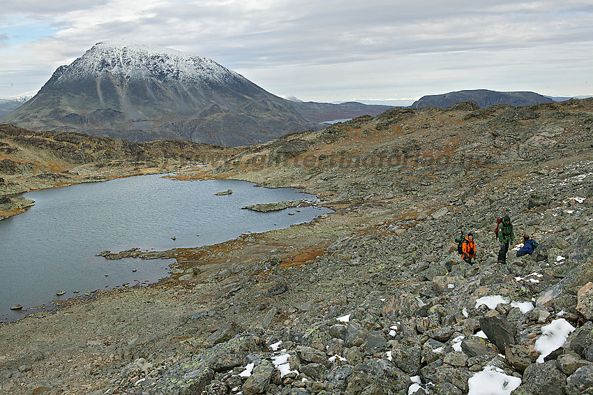 Ved foten av Eggen med Besshøe og Veslfjellet i bakgrunnen.