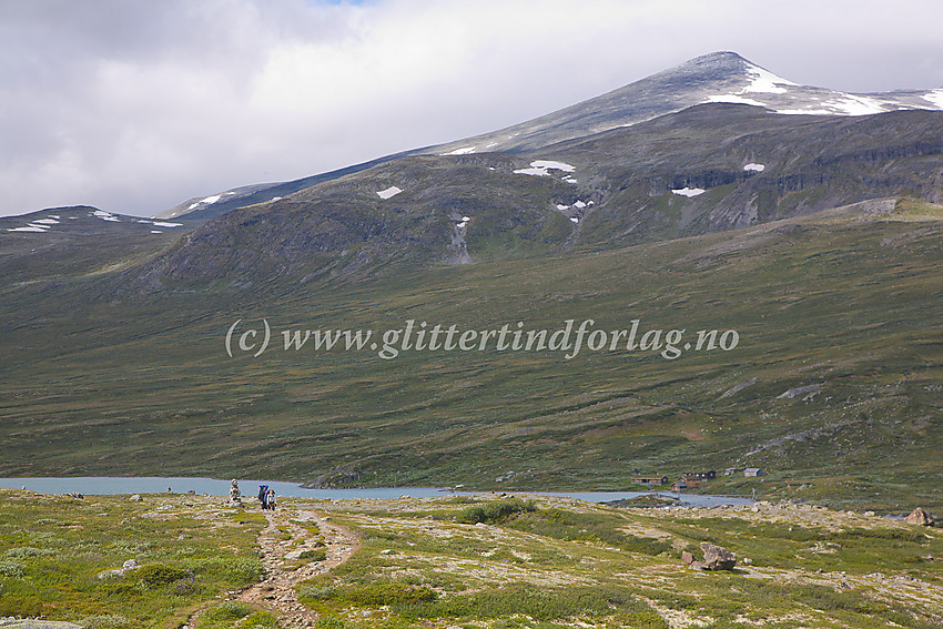 Fjellvandrere på vei fra Russvatnet mot Besstrondfjellet langs stien Glitterheim-Bessheim/Gjendesheim. I bakgrunnen ruver Nautgardstinden (2258 moh.).