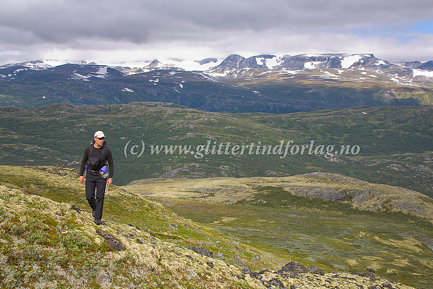 På vei opp mot Heimre Illåbrean fra Ytterdalssætre. I den umiddelbare bakgrunn ses Kleivberget (1174 moh.) med Leirhøe (1178 moh.) litt lenger bak. Lengs i bakgrunnen Hestbreapiggane med Heksete lengst til høyre.