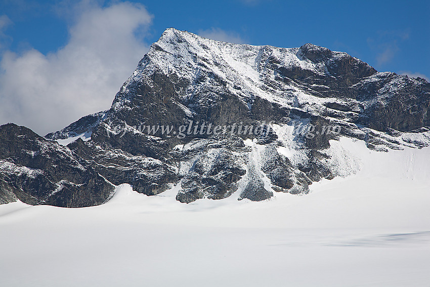 Galdhøpiggen (2469 moh.) sett fra vest. I forgrunnen den glatte og plane snøflata inne på Storjuvbrean.