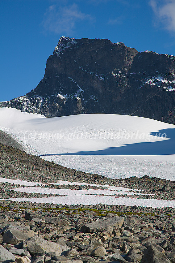 Under nedstigningen vestover fra Storgrovhøe med Heimre Illåbrean og den mektige nordveggen på Skardstinden (2373 moh.) like bak.