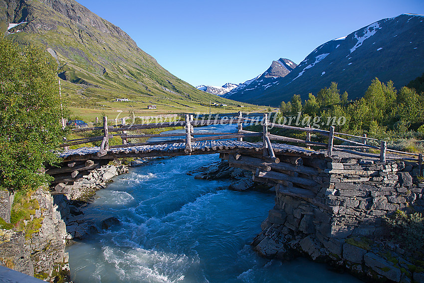 Sommerkveld i Leirdalen ved broa over elva like ved Ytterdalssætre.