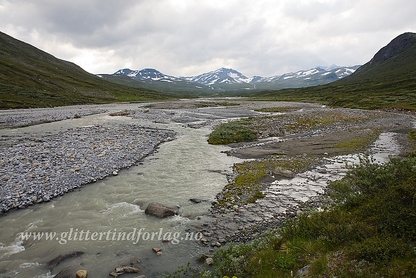 Ved stien mot Surtningssue gjennom Memurudalen med breelva Muru sentralt i bildet. I bakgrunnen dominerer Storådalshøe (1888 moh.).