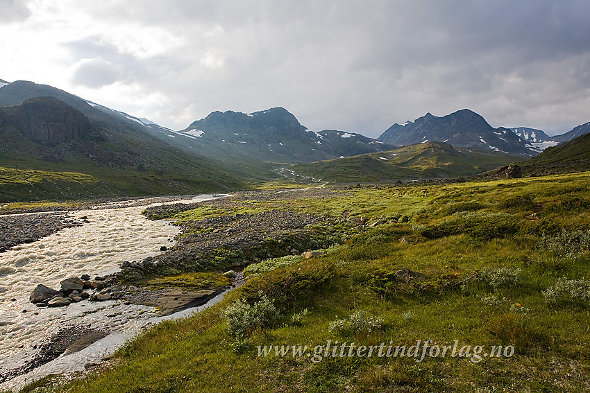 Ved stien mot Surtningssue gjennom Memurudalen. I bakgrunnen til høyre stikker de vestre Memurutindane opp. 