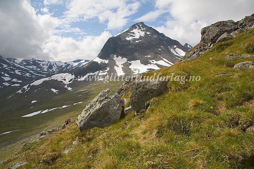 I liene opp mot Søre Bukkeholstinden fra sør med Tverrbytthornet (2102 moh.) i bakgrunnen.