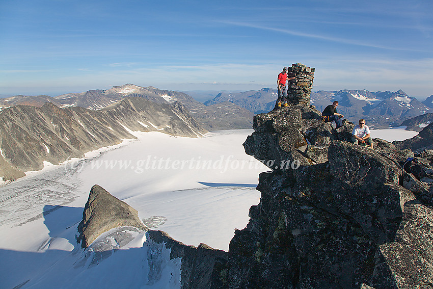 På toppen av Midtre Hellstugutinden med utsikt i østlig retning mot Vestre Memurubrean, vestlige Memurutinder og Surtningssue.