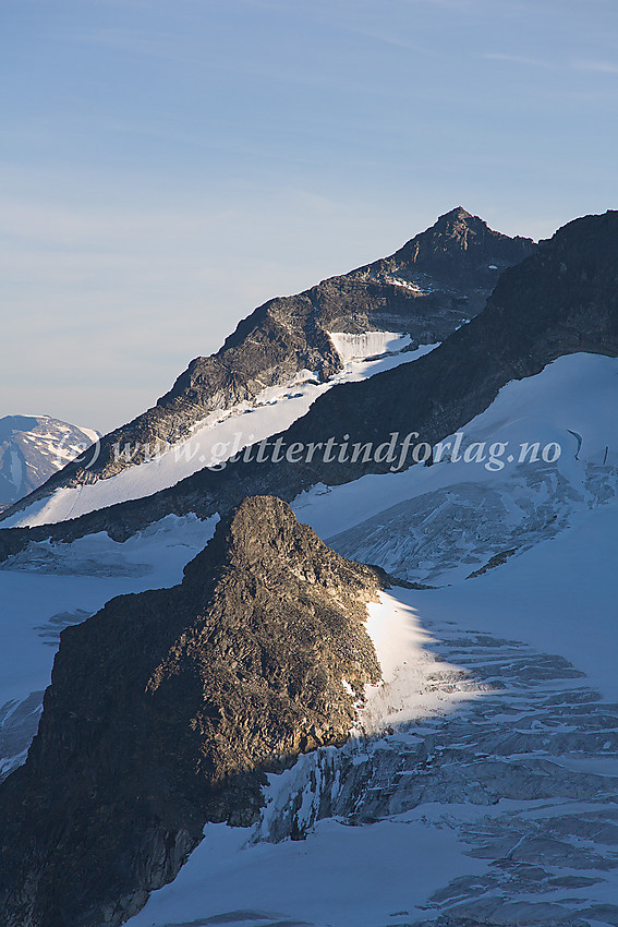 Hellstugubrean med Nørdre Hellstugubrean (2136 moh.) i forgrunnen og kjempen Store Hellstugutinden (2346 moh.) i bakgrunnen sett fra nord.