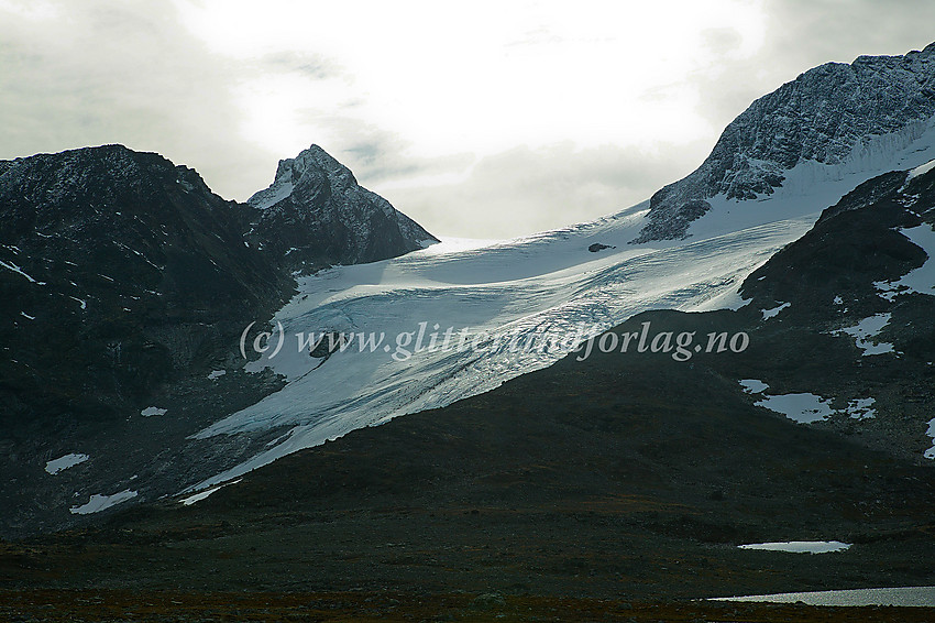 Nørdre Semelholstinden (2004 moh.) og Semelholstinden (2147 moh.) med Visbrean til høyre.