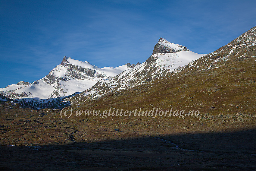 Fra Leirdalen vestover mot Storebjørn (2222 moh. sentralt) og Geite (2002 moh. til høyre). I forgrunnen renner Tverrbyttbekken ut i hoveddalen.