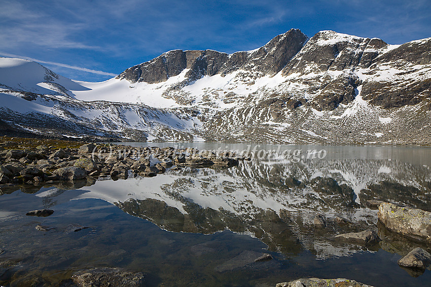 I den eiendommelige botnen - Tverrbytnede - innunder østveggen på de Midtre Tverrbottindane (2106 + 2151 moh.) ligger dette billedskjønne tjernet som speiler omgivelsene på stille dager.