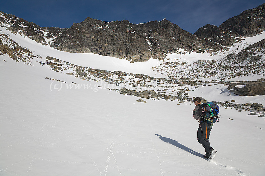 På tur i botnen innunder Store Bukkeholstindens vestflanke med den såkalte Midtre Bukkeholstinden Øst (2154 moh.) midt imot.