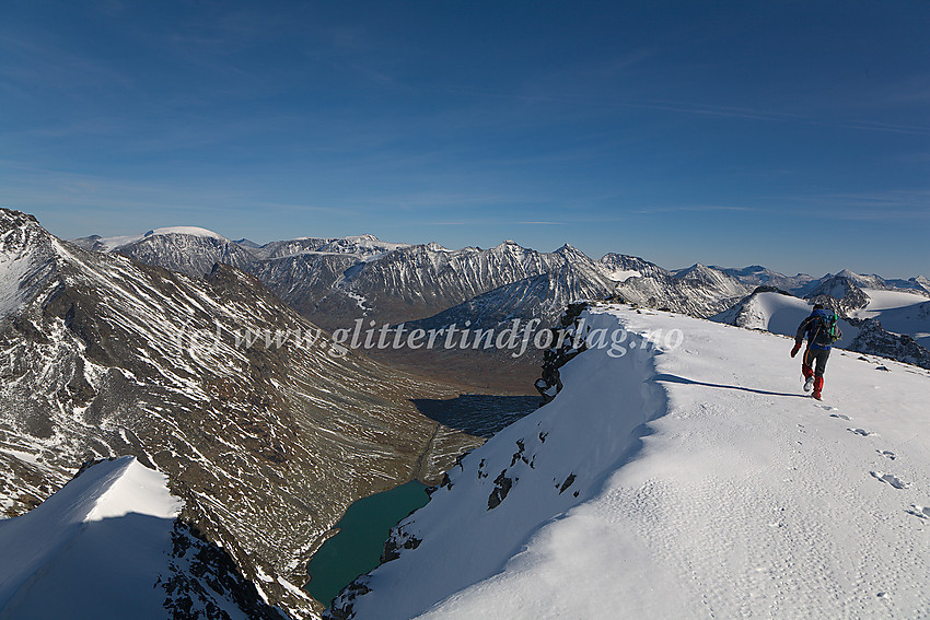 På toppen av Midtre Tverrbottinden Nord (2151 moh.) med utsikt i østlig retning.