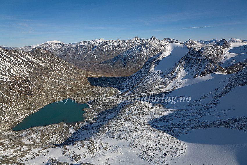 Utsikt fra Midtre Bukkeholstinden Sør (2106 moh.) mot bl.a. Tverrbytnede, Tverrbyttjønne, Søre Bukkeholstinden (2058 moh.) og Tverrbytthornet (2102 moh.). I bakgrunnen de spisse Hellstugutindane og den kuppelformede Leirhøe.