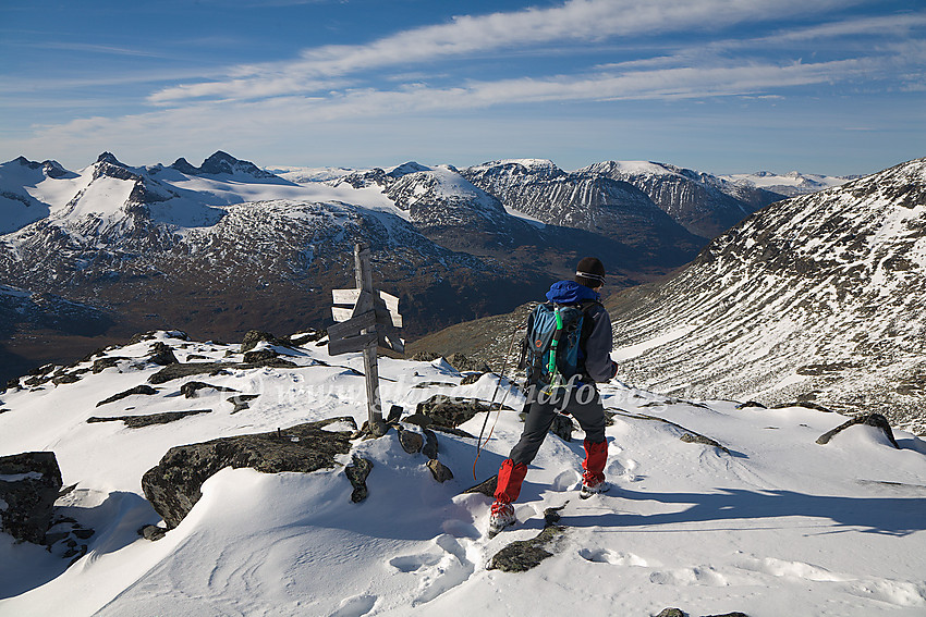 Ved trigonometrisk punkt 2084 moh. like vest for Midtre Tverrbottinden Sør, på vei ned fra denne mot Leirvassbu. I bakgrunnen tinderekka fra Veslebjørn til Loftet.