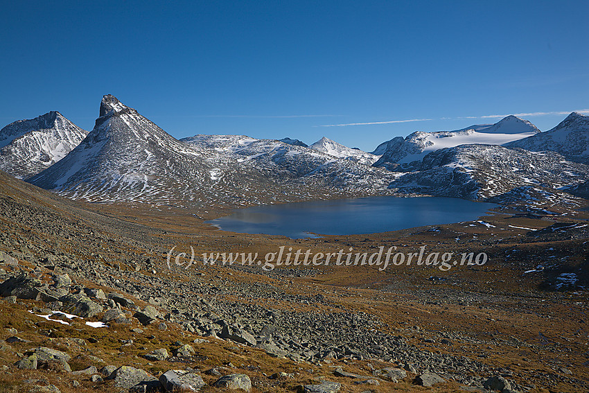 Like ved Presten med utsikt sørover i retning Kyrkja (2032 moh.), Leirvatnet og Leirvassbu. Bak til venstre Visbreatinden (2234 moh.) mens Høgvaglbreen og Midtre Høgvagltinden (2066 moh.) dominerer til høyre.