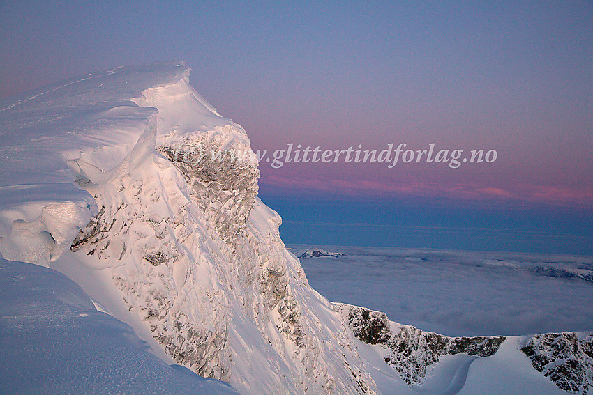 Morgengry over Glittertinden sett fra øst en oktobermorgen.