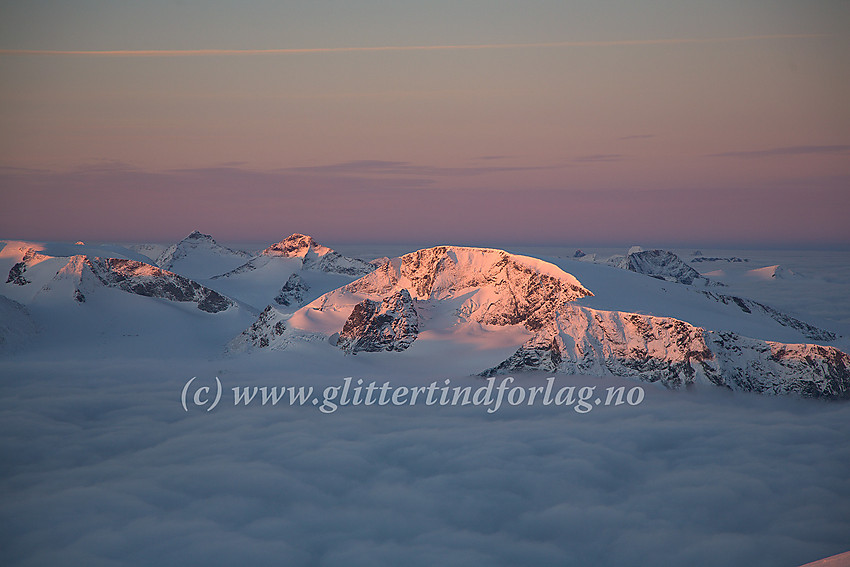 Utsikt fra Glittertinden i sør til sørvestlig retning en høstmorgen med Leirhøe (2330 moh.), Veobreahesten (2185 moh.) og Veobrean sentralt i bildet.