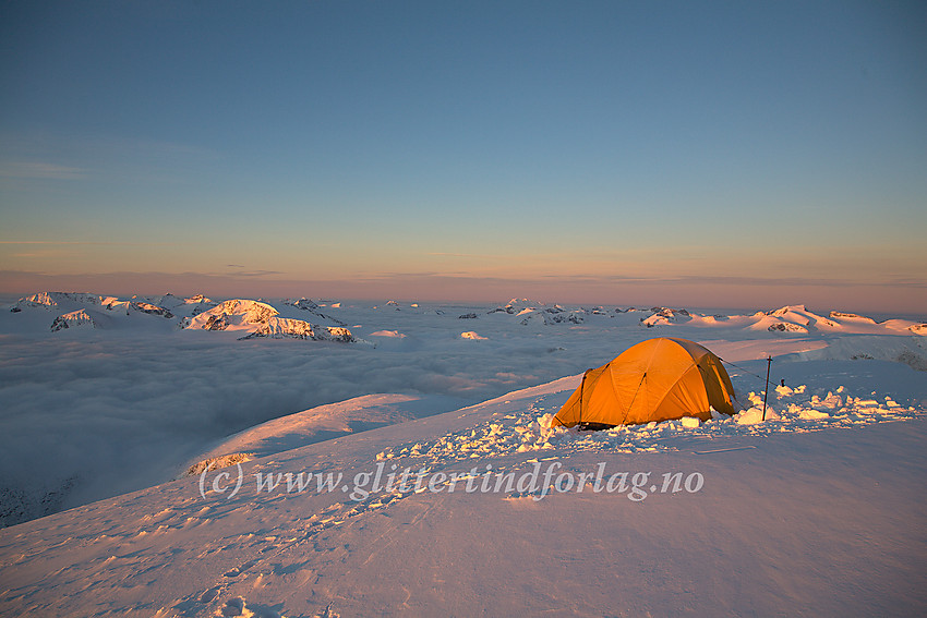 Morgenstund utenfor teltet på toppen av Glittertinden. I bakgrunnen til venstre er Leirhøe (2330 moh.) mest fremtredende, mens bak til høyre for teltet er Galdhøpiggen (2469 moh.) det mest ruvende.