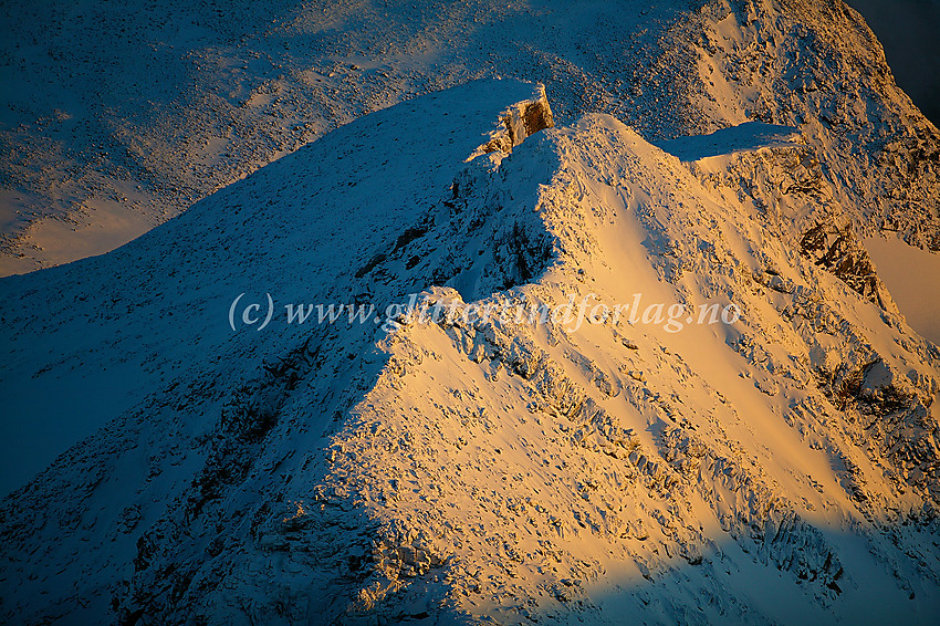 Trollsteineggje (2300 moh.) med Dronningje (2189 moh.) sett fra Glittertinden med telelinse en tidlig høstmorgen.