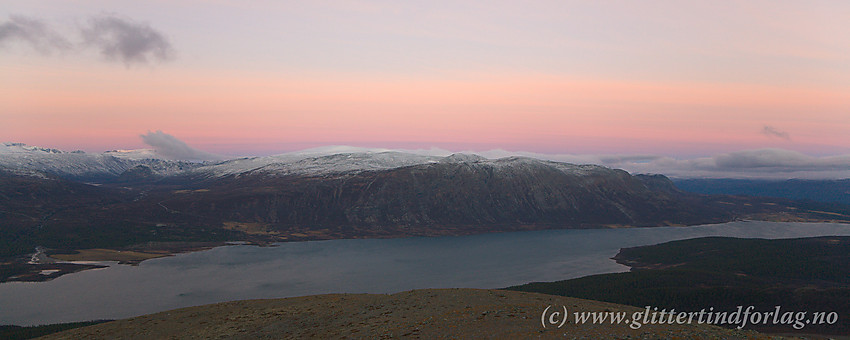 Fra Trollhøe nordøst i Jotunheimen med utsikt vestover i retning Smådalen og Kvitingskjølen. I forgrunnen den store fjellsjøen Tesse.