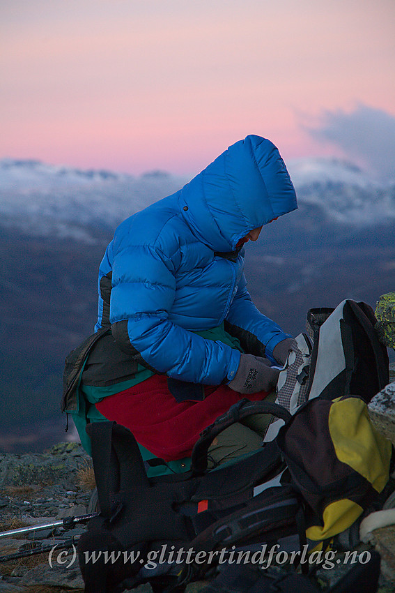 Kald pause på toppen av Trollhøe (1370 moh.) i Nordøst-Jotunhemen, mens vi venter på soloppgangen.