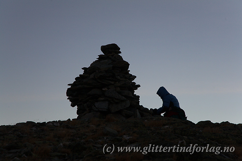 Kald pause på toppen av Trollhøe (1370 moh.) i Nordøst-Jotunheimen mens vi venter på soloppgangen.