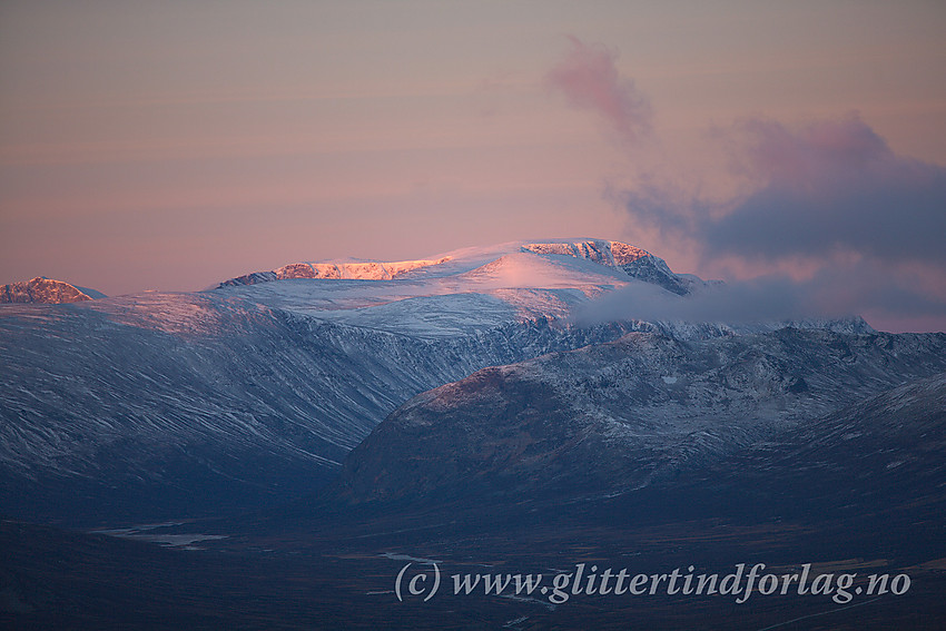 Fra Trollhøe i Nordøst-Jotunheimen med utsikt i vestlig retning mot Trollsteinhøe (2201 moh.), Smådalen og Buaberget (1580 moh.)