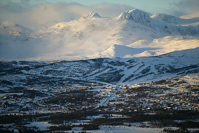 Fra Javnberget mot Beitostølen, Bitihorn og Torfinnstindane en januarkveld.