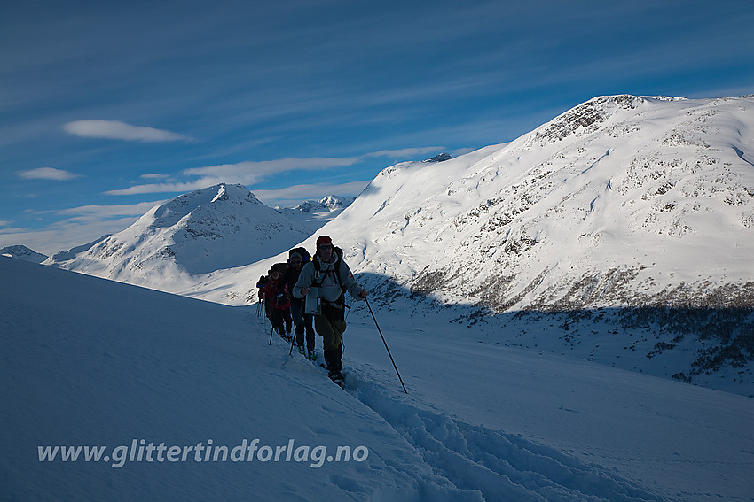 Skiløpere på vei fra Spiterstulen mot Glitterheim. Den første lange kneika fra Visdalen mot Skautflye er snart unnagjort.