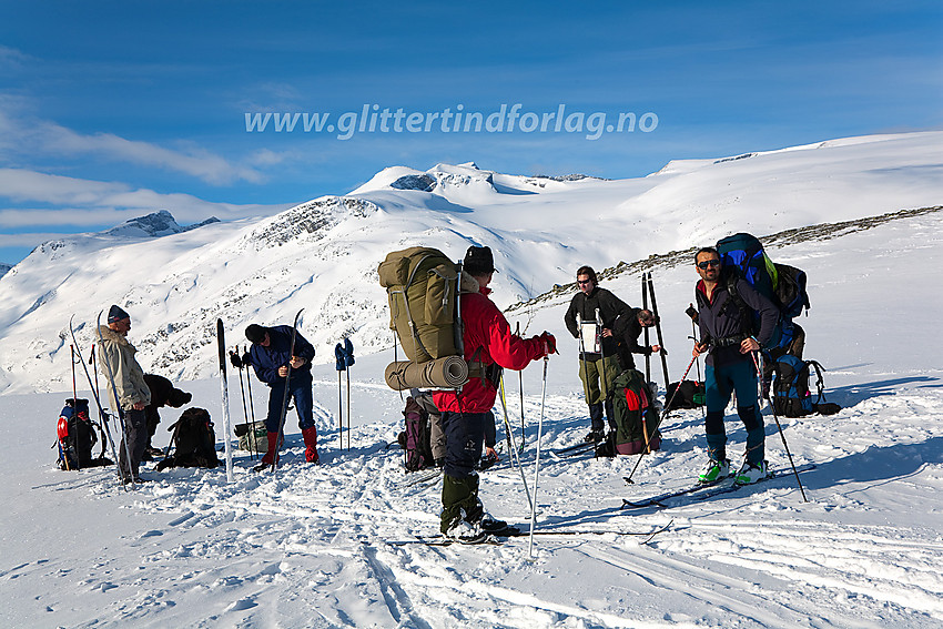 Pause etter endt oppstigning fra Visdalen mot Skautflye. Galdhøpiggmassivet sentralt i bakgrunnen.