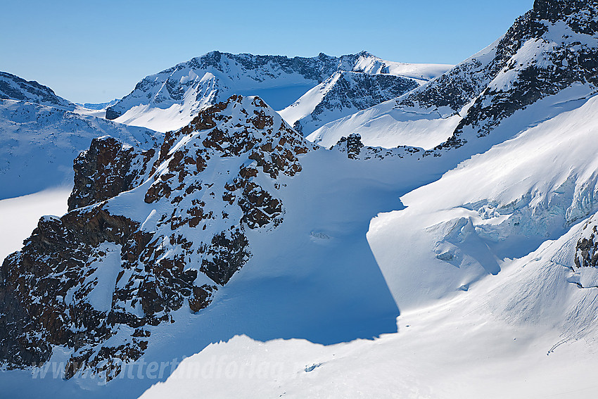 Fra nordryggen på Leirhøe mot Veobreahesten (2185 moh). Store Memurutinden i bakgrunnen.