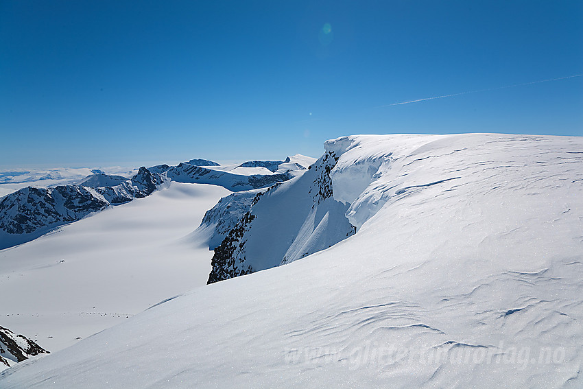 Nesten på toppen av Leirhøe (2330 moh). I bakgrunnen blant annet Veobrean og Veotindane.