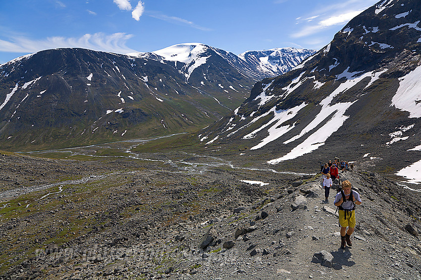 Gruppe på vei opp siste biten mot Svellnosbrean. I bakgrunnen bl.a. Visdale og Leirhøe (hvit kuppel, 2330 moh).