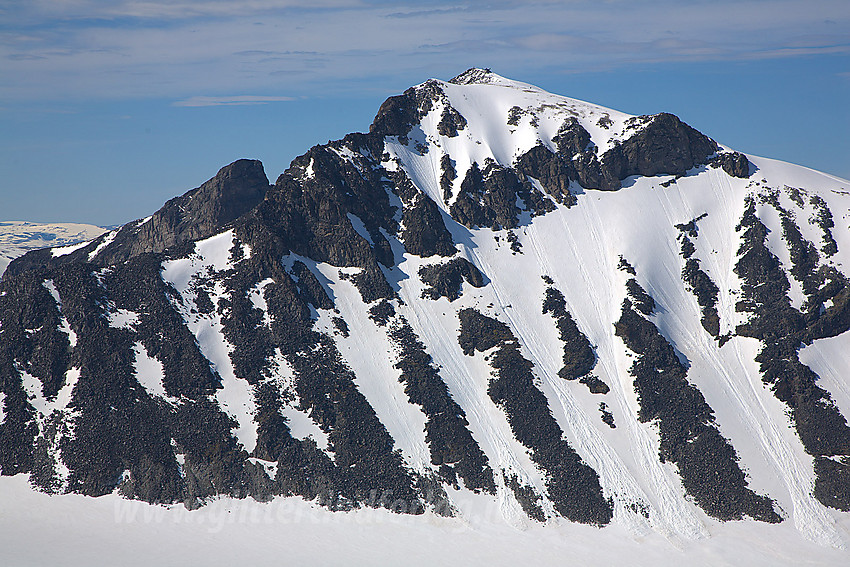 Utsikt fra Midtre Tverråtinden mot Galdhøpiggen (2469 moh).